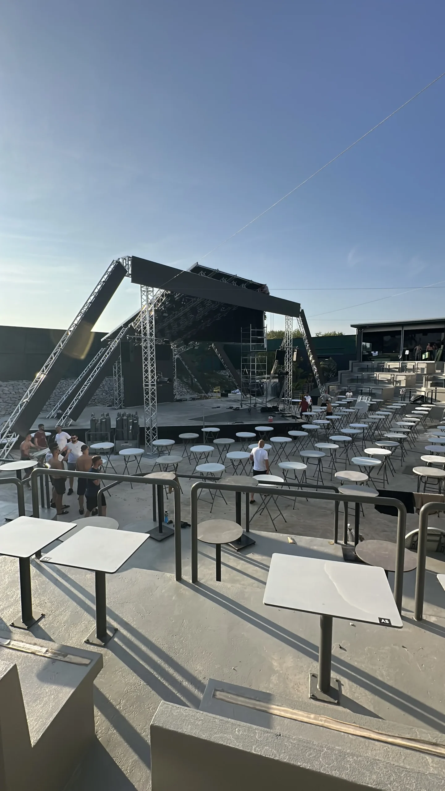 Fotografija montaže nove pozornice kluba Diamond u Malinskoj s truss konstrukcijom, LED ekranima i špičastom platformom