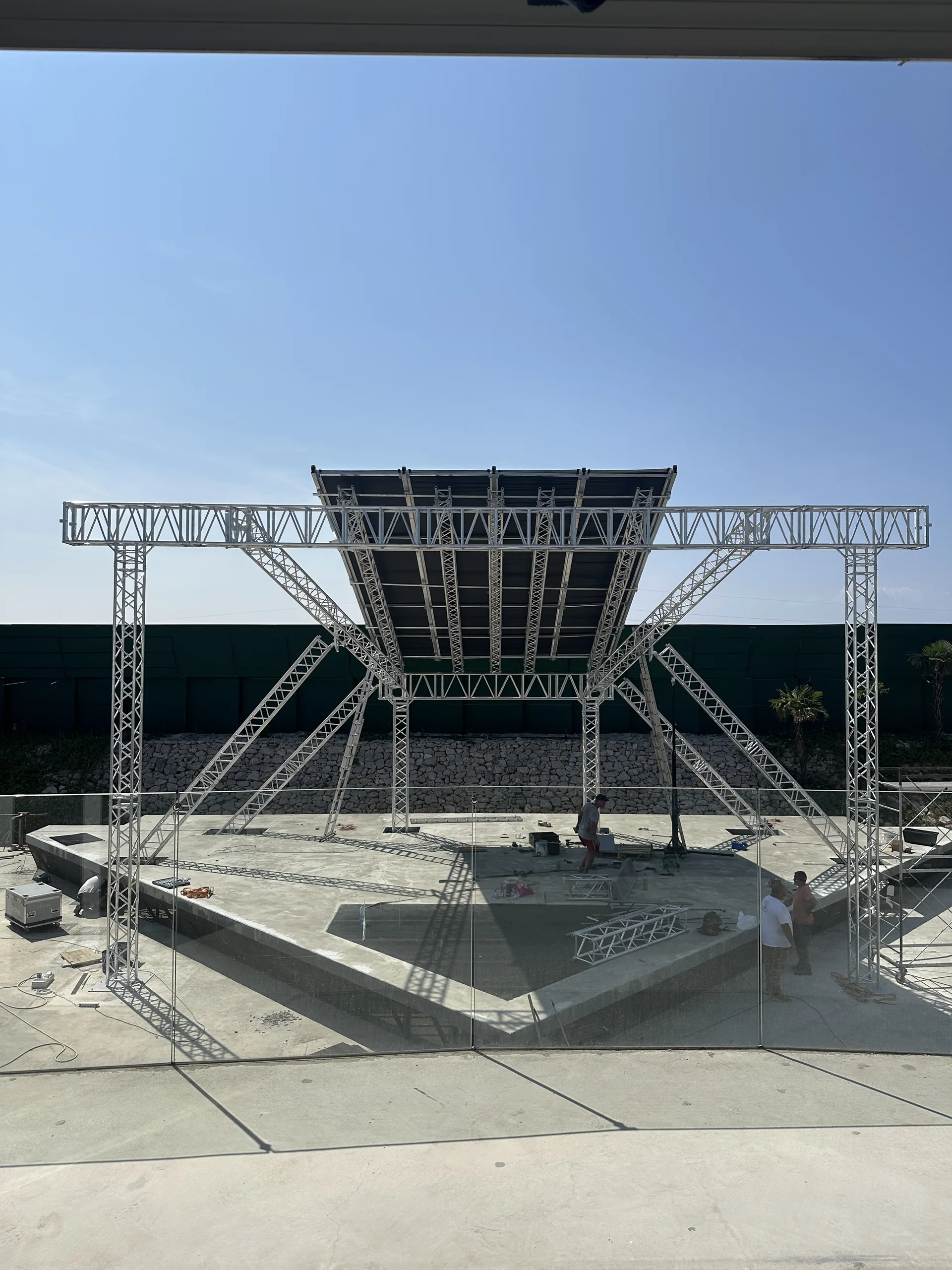 Fotografija truss konstrukcije i špičaste pozornice kluba Diamond u Malinskoj tijekom montaže krovne konstrukcije