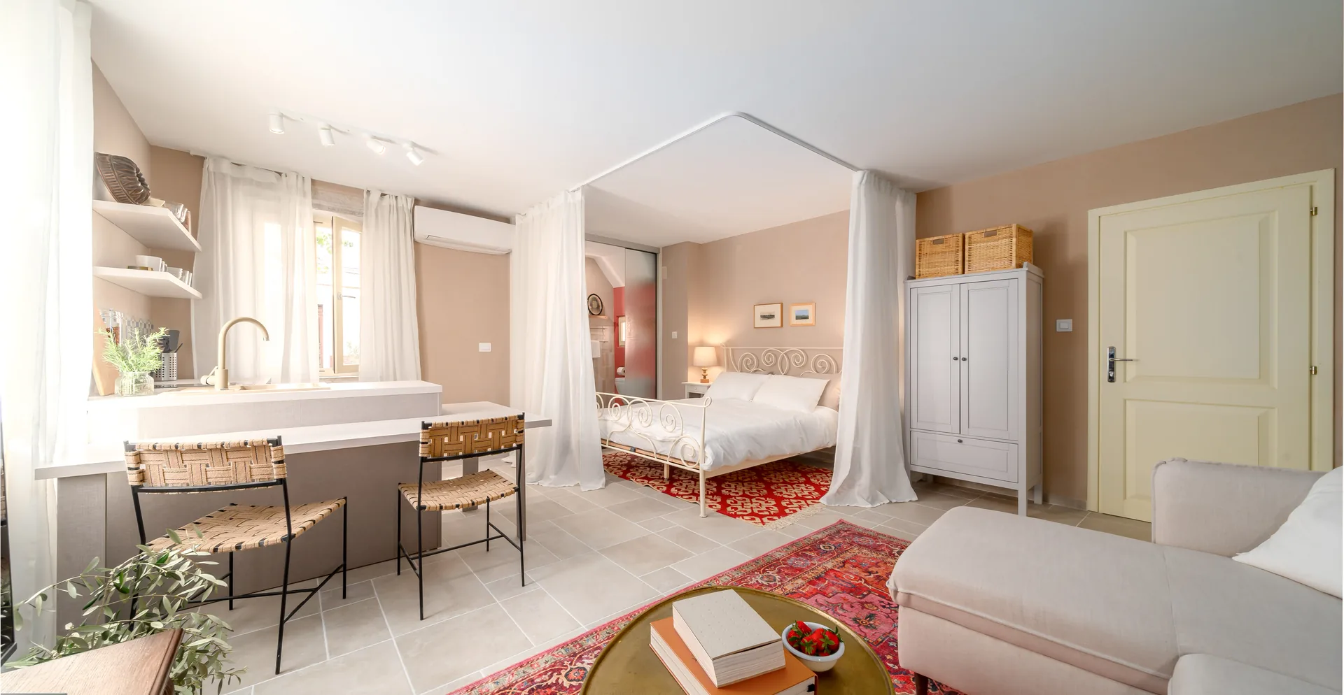 Fotografija romantičnog apartmana u Rovinju s kuhinjskim šankom, baldahinom i crvenim detaljima