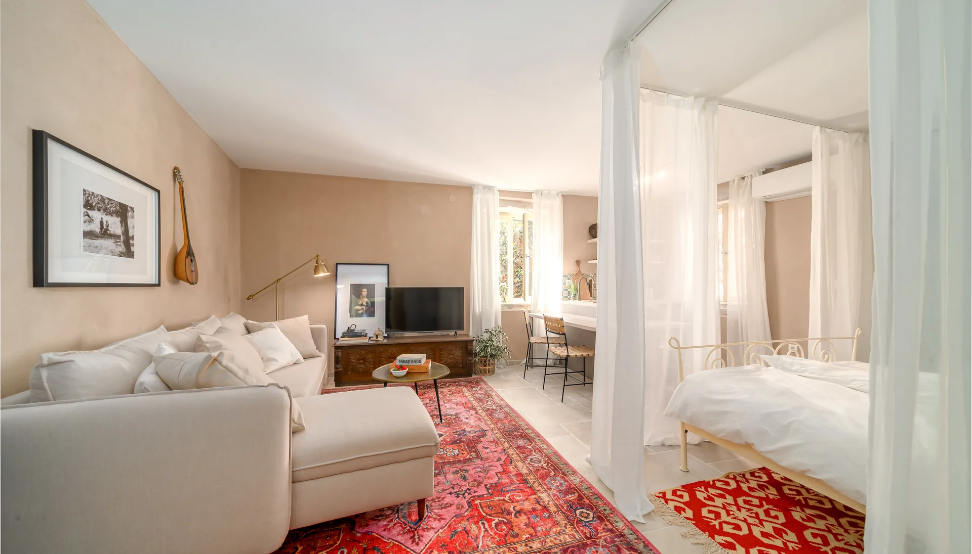Fotografija studio apartmana u Rovinju s dnevnim boravkom i krevetom izdvojenim bijelim baldahinom